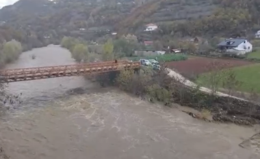 Moti i keq ‘mbërthen’ Librazhdin, rrjedha e ujit dëmton urën e fshatit Xhyrë