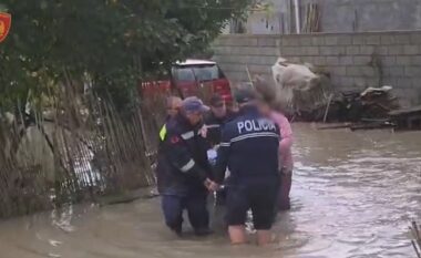 Pëmbytjet në vend/ Evakuohen 5 persona në Dimal, mes tyre edhe një grua 100-vjeçare