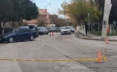 Të shtënat në armë zjarri në Lushnje/ Gjendet e djegur një makinë, dyshohet se i përket autorëve