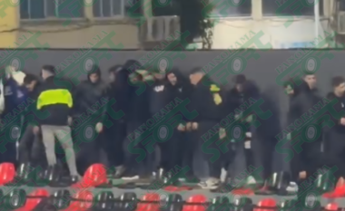 VIDEO / Plasin gurët dhe ndërhyn policia, përplasje mes tifozëve të Flamurtarit dhe Elbasanit! Në skenë shfaqet edhe Idrizi