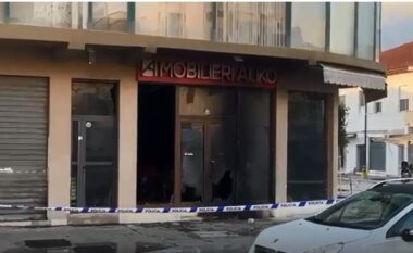 Digjet mobileria në Vlorë, autori i maskuar i vë flakën biznesit dhe arratiset