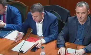 Flamur Noka përplaset me deputetin socialist në komision: Kur digjej Delvina bëje poezi për partinë
