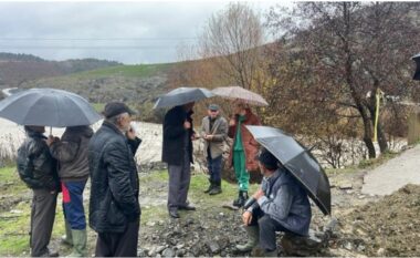 Banorët e fshatrave në Kolonjë në protestë: Jemi të izoluar prej një jave, kemi të sëmurë që presin ndihmë