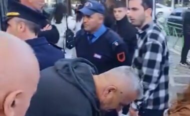 Protestë për çmimin e biletës së urbanit në Kamëz, polici kërcënon qytetarët: Do merrem privatisht me ju (VIDEO)