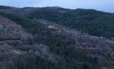 Merr fund rrethimi i banesës, dy të armatosurit vetëdorëzohen në Fushë-Arrëz pas negociatave me policinë