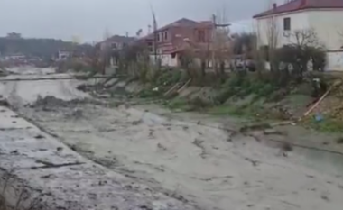 Moti i keq/ Dhjetëra fshatra në qarkun e Elbasanit pa drita! Probleme edhe në disa akse