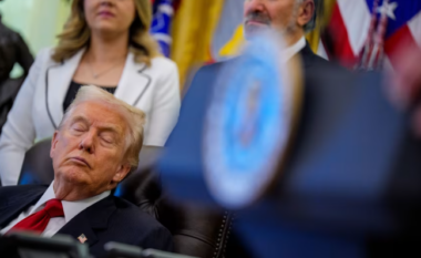 Pamjet bëhen virale, Trump dremit gjatë konferencës në Shtëpinë e Bardhë (VIDEO)