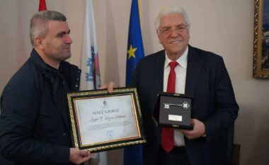 “Shqiponja” e Tiranës “fluturoi” në Kukës! Dhuratë e Lazim Destanit, i cili u nderua me Çelësin e Qytetit