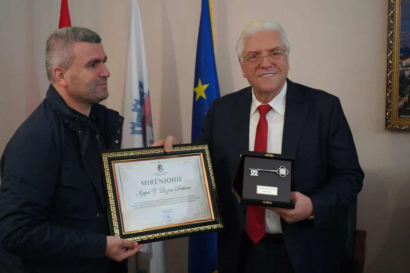  Shqiponja  e Tiranës  fluturoi  në Kukës  Dhuratë e Lazim Destanit  i cili u nderua me Çelësin e Qytetit