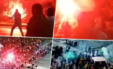 Trazira përpara Kuvendit të Serbisë, protestuesit hedhin flakadanë dhe molotovë/ Reagon Vuçiç: U bëj thirrje për paqe