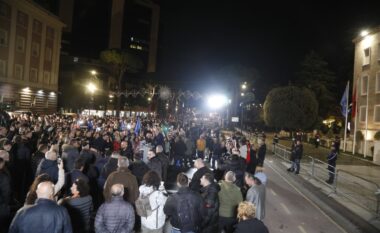 Protesta e PD para Kryeministrisë nuk “ndez”, pak mbështetës dhe disa deputetë demokratë e mbyllin tubimin më herët se ç’kërkuan leje