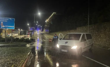 Rreziku nga rënia e gurëve, bllokohet segmenti hyrës i Unazës së Pogradecit kur vjen nga Qafë Thana