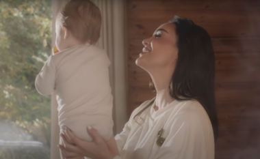 Amen feston 2-vjetorin e lindjes, Xhensila bën dedikimin e ëmbël: Ti më dhe forcën që nuk e dija se kisha…