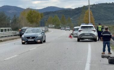 Aksident i trefishtë në aksin Fier-Cakran, plagoset një person