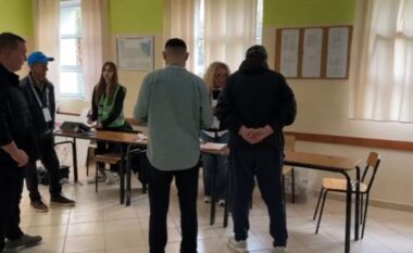 Pajisja në një qendër votimi në Vlorë nuk njeh shenjat e gishtërinjve, komisionet s’gjejnë regjistrat