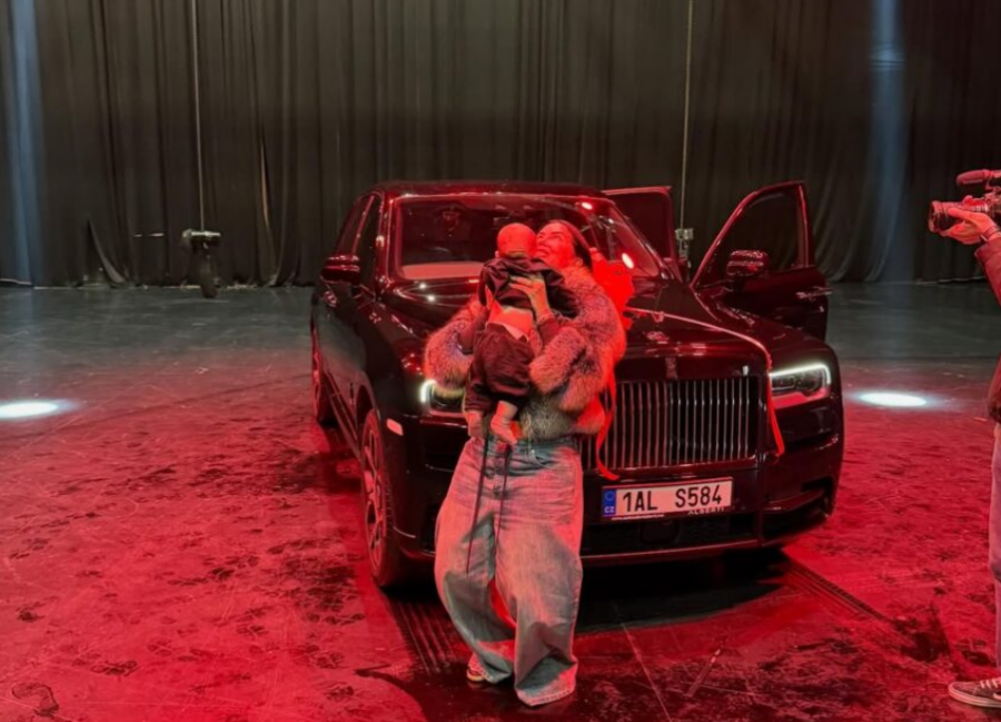 Kreshniku surprizon Dafinën me Rolls Royce Cullinan