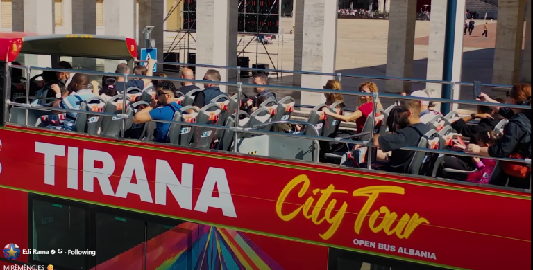 kryeministri-rama-autobus-turistik-per-vizitoret-duke-treguar-historine-e-kryeqytetit-video