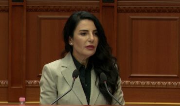 Balluku e pandehur nga SPAK del në foltoren e Kuvendit, deputetët e PD braktisin sallën në shenjë protestë