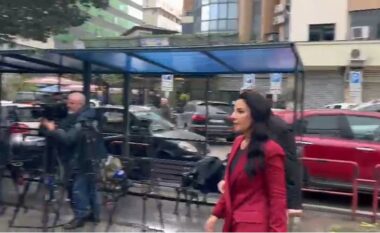 Avokatët kërkuan kohë të njiheshin me dosjen, Belinda Balluku rikthehet në GJKKO pas ndërprerjes së seancës