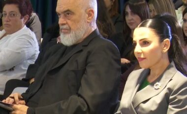 Zyrtarisht e pandehur dhe me akuza nga SPAK, Balluku vijon shfaqjen në publik! Del në krah të kryeministrit Rama
