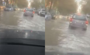 Moti i keq përmbyt rrugët e Durrësit, vështirësohet qarkullimi