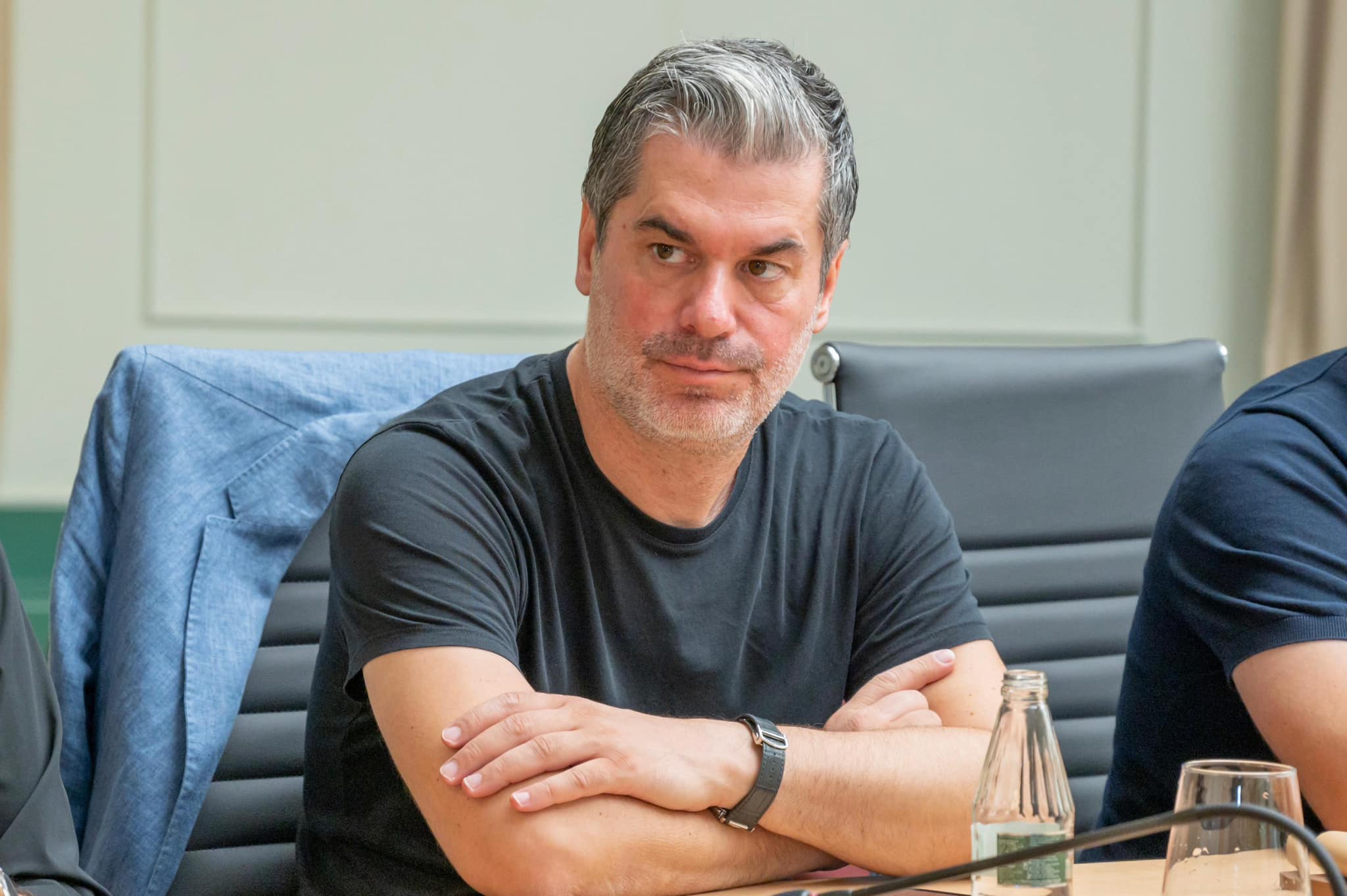 La detyrën si kryetar i Bashkisë Vlorë  Ermal Dredha dekretohet nga Presidenti Begaj si Ambasador i Zvicrës dhe Principatës së Lihtenshteinit