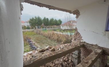 Reshjet e dendura të shiut/ Shembet shtëpia në Maliq, familja me 5 anëtarë në qiell të hapur