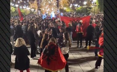 “Dita e Flamurit”, shqiptarët ‘pushtojnë’ zemrën e Greqisë/ Festë me këngë dhe flamuj kuqezi në sheshin “Syntagma” për Pavarësinë