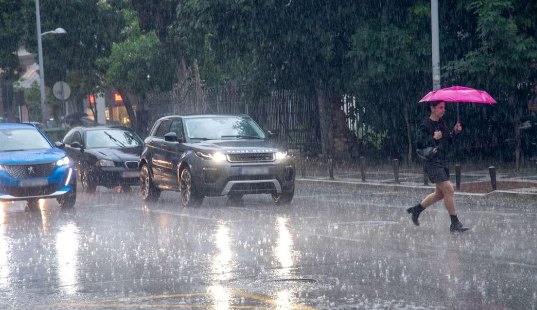 moti-i-keq-godet-edhe-greqine-meteorologet-japin-alarmin-per-40-ore-me-stuhi-dhe-permbytje-ne-te-gjithe-vendin