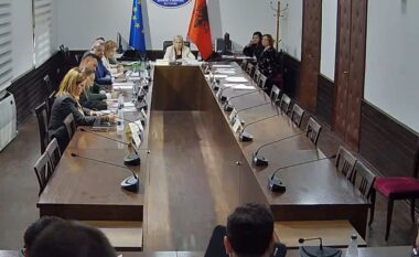 Ministri i Financave prezanton projektbuxhetin 2026 në Komisionin e Ekonomisë, opozita bojkoton mbledhjen