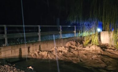 Situata e rënduar e reshjeve në Korçë, përroi del nga shtrati dhe rrezikon banesat