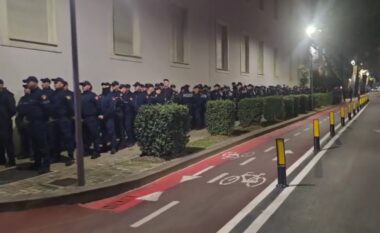 Pak minuta para nisjes së protestës së opozitës, forcat e rendit rrethojnë kryeministrinë