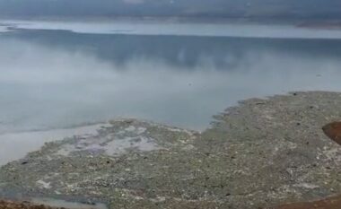 Fierza në krizë ekologjike/ Liqeni i mbushur me mbeturina, anija e pastrimit jashtë funksioni (VIDEO)