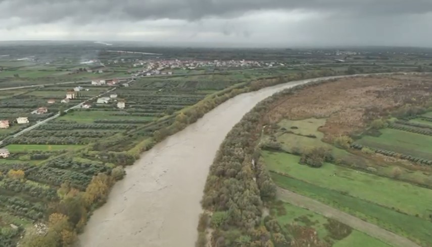 Moti i keq në vend, rriten prurjet në Vjosë/ Lumi rrezikon të dalë nga shtrati, autoritetet thirrje banorëve të tregojnë kujdes