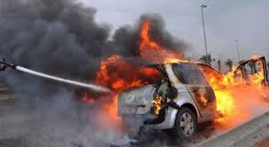 Aksident në aksin Lushnje-Rrogozhinë, makina shpërthen në flakë pas përplasjes (VIDEO)