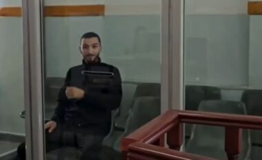 Vrau babanë, i riu shfaqet i qetë dhe i buzëqeshur në gjykatë, (VIDEO)