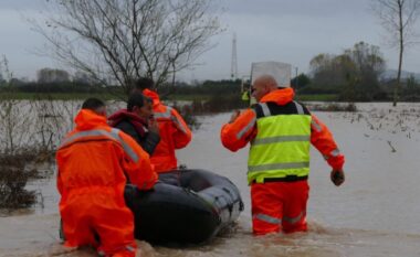 Përmbyten tokat bujqësore pasi lumi Seman doli nga shtrati, ja si paraqitet situata në qarqet e vendit