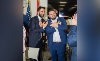 Mamdani me shqiponjën shqiptare/ Fotot e Kryebashkiakut të ri të Nju Jorkut që u bënë virale, flet i riu shqiptar që i shkrepi