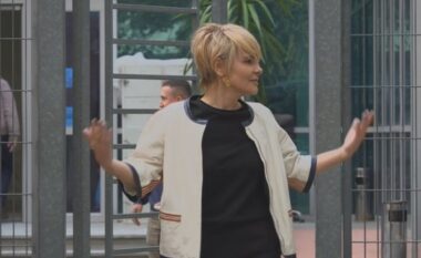 Monika Kryemadhi paraqitet në SPAK me look të ri, batuta me gazetarët