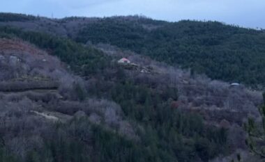 Banesa në Fushë Arrëz e rrethuar prej orësh nga RENEA dhe policia/ Dalin pamjet, dy të armatosurit refuzojnë të dorëzohen, kërcënojnë se do të qëllojnë me armë