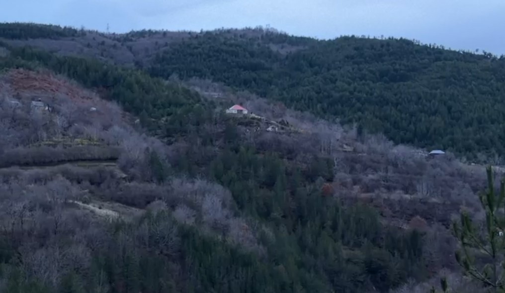 banesa-ne-fushe-arrez-e-rrethuar-prej-oresh-nga-renea-dhe-policia-dalin-pamjet-dy-te-armatosurit-refuzojne-te-dorezohen-kercenojne-se-do-te-qellojne-me-arme