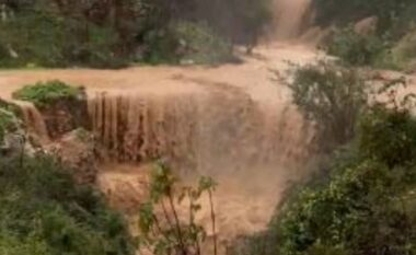 Tre fshatra të izoluara nga moti i keq në Delvinë, shkatërrohet ura e e fshatit Leftrehor