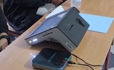 Nis votimi në Bashkinë e Cërrikut, në një qendër votimi probleme me pajisjen e identifikimit biometrik