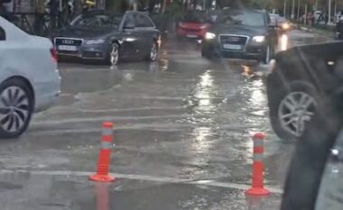 Situata e motit në vendin tonë, reshjet e dendura të shiut shkaktojnë përmbytje në rrugët e Vlorës (VIDEO)