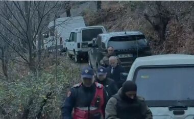 Mos u afroni se do ju vras/ Qëndruan mbi 10 orë të ngujuar në një banesë, si policia ra në gjurmë të dy personave të armatosur