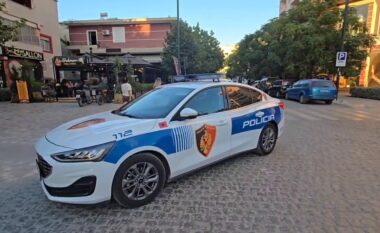 Shpërthim me lëndë plasëse në portën e jashtme të një banese në Vlorë