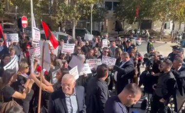 “Ka vetëm dy gjini”, protestë para Kuvendit kundër pr.ligjit për barazinë gjinore