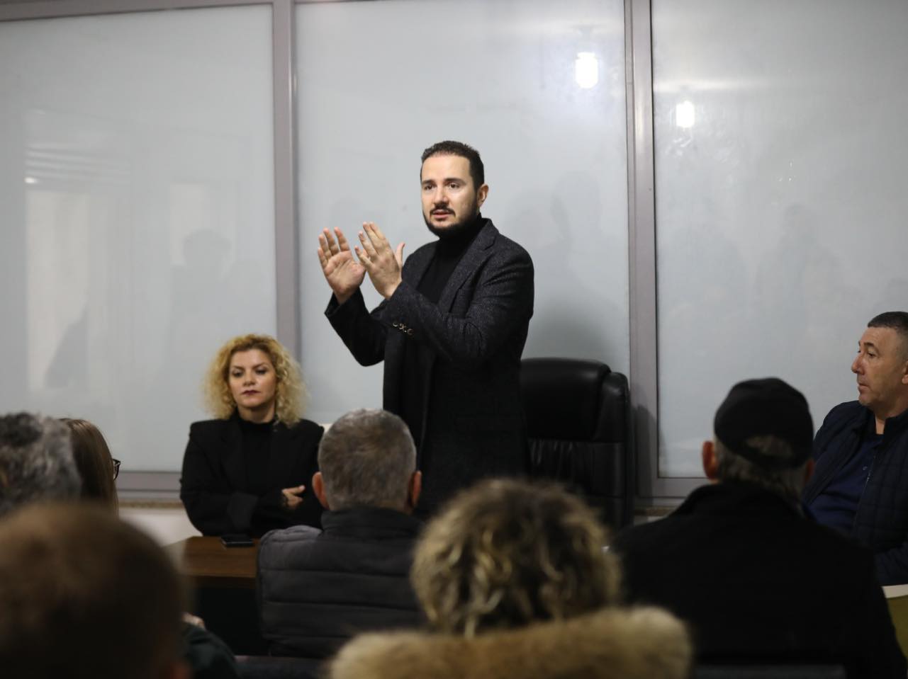 Salianji thirrje qytetarëve t i bashkohen protestës para kryeministrisë  Korrupsioni ka përmbytur qeverinë  Koha për reagim 