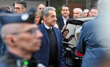 Ish-presidenti francez Nicolas Sarkozy lirohet nga burgu në pritje të apelimit