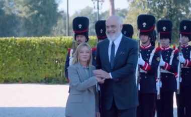 Mbledhja e dy qeverive/ Nis ceremonia në Romë, Rama pritet nga Meloni